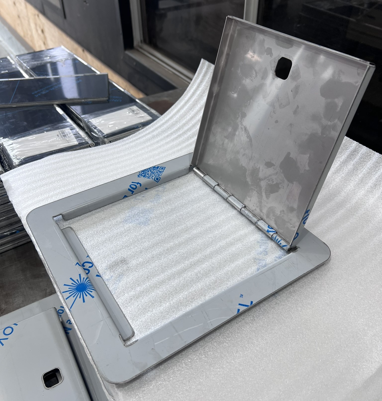Integrated hinge assemblies for fabricators